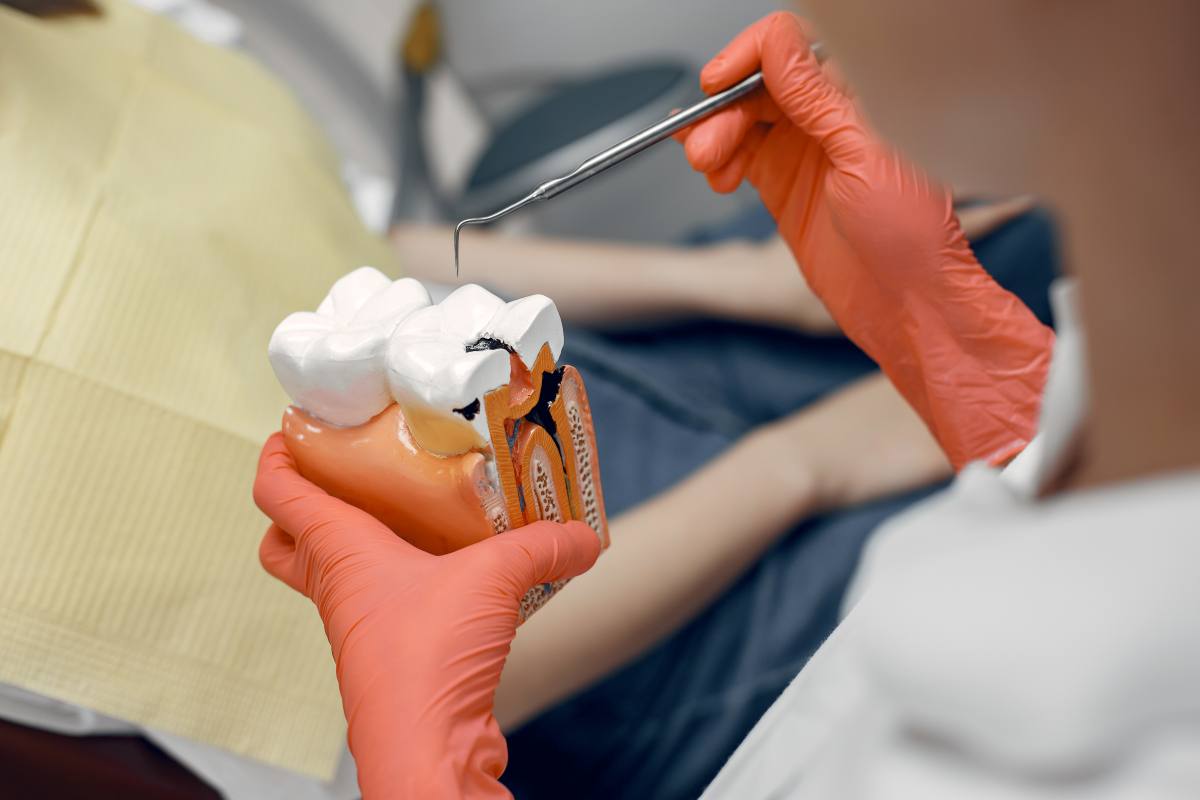 Diş hekimi tarafından kanal tedavisi yapılan azı dişi klinik ortamda detaylı inceleniyor