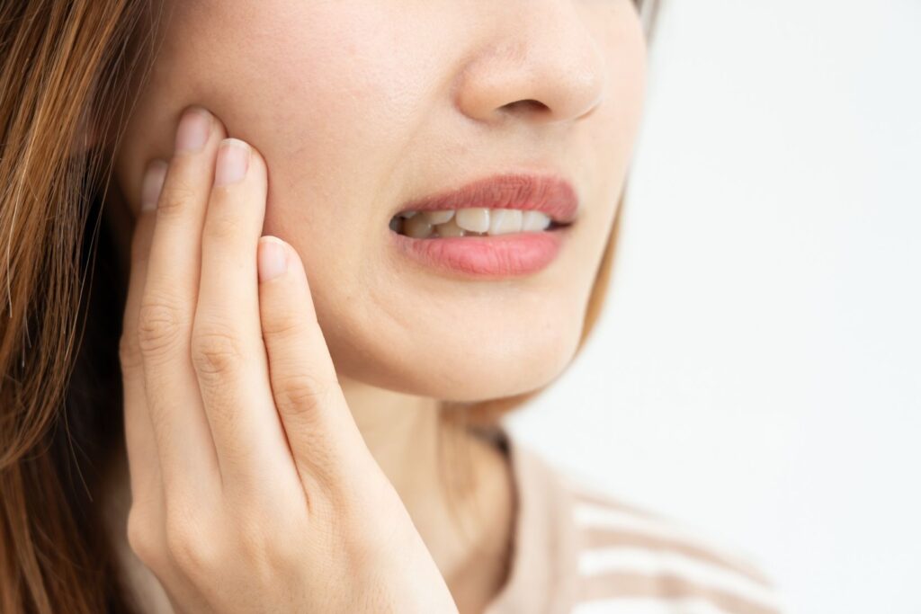 Diş hassasiyetinin oluşumunu gösteren dentin ve mine yapısının diyagramı.