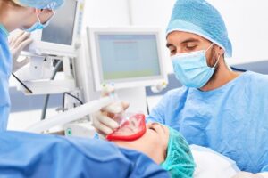 Diş tedavisi sırasında genel anestezi uygulanan bir hastanın kontrol altında uyutulduğu klinik ortam.