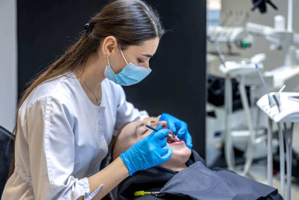 All-on-4 ve All-on-6 implant sistemiyle sabit protez yerleştirilmiş çene yapısını gösteren diş hekimliği görseli.