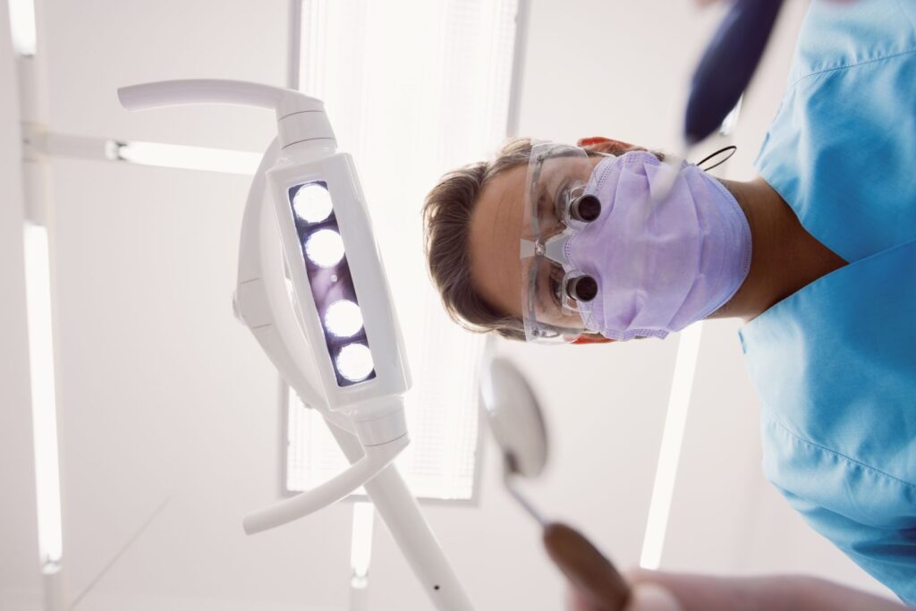 Diyabet hastasında implant tedavisi öncesi ağız ve kemik değerlendirmesi yapılan klinik muayene görseli.
