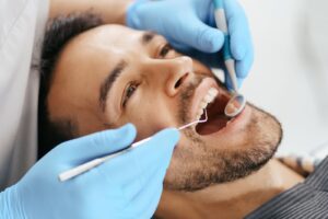 Diş eti hastalığına bağlı kemik kaybını ve periodontal dokuları gösteren bilgilendirici diş hekimliği görseli.