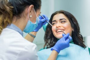 Diş eti hizasında oluşan kama şeklindeki çürüksüz servikal aşınmanın klinik görünümü.