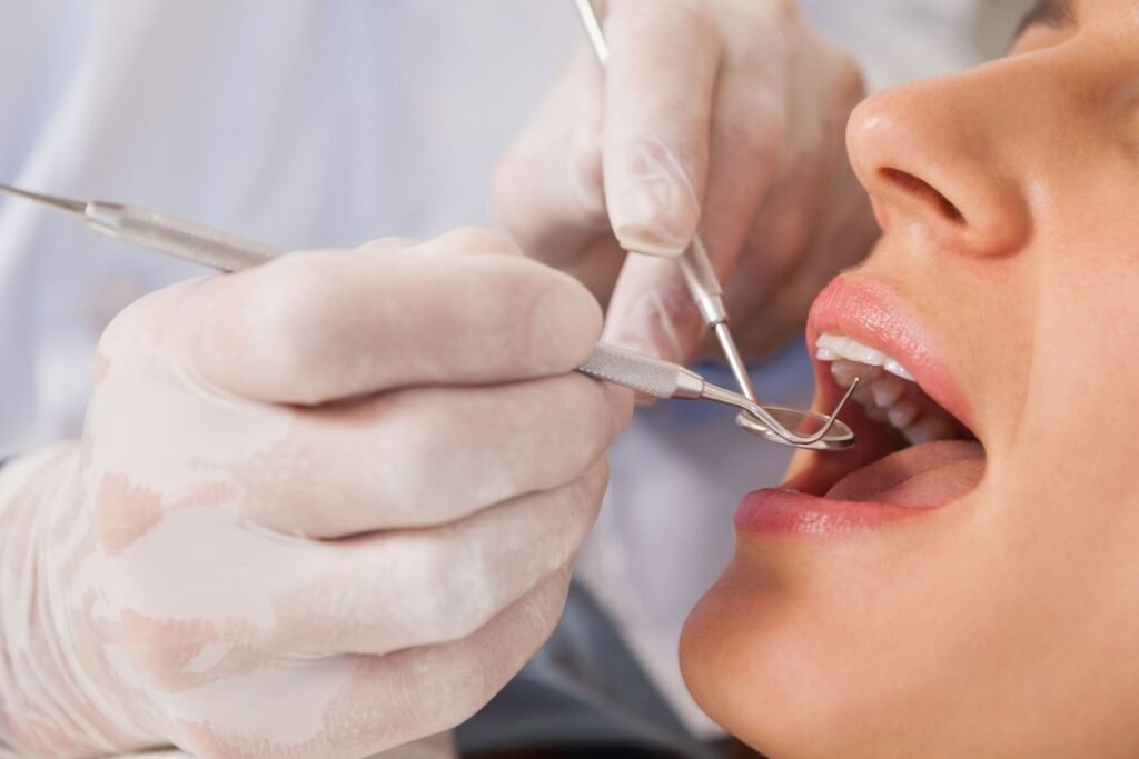 Soğuk içecek sonrası diş hassasiyeti yaşayan bireyin diş minesinin ve diş eti seviyesinin değerlendirildiği klinik görünüm.