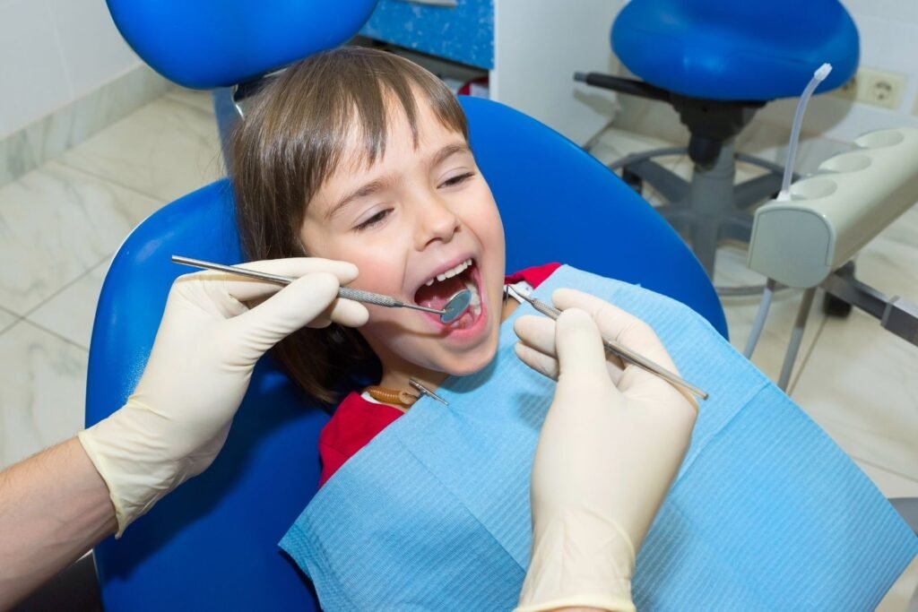 Çocuklarda ön diş travması sonrası diş, diş eti ve çevre dokuların klinik olarak değerlendirildiği pedodonti muayenesi.