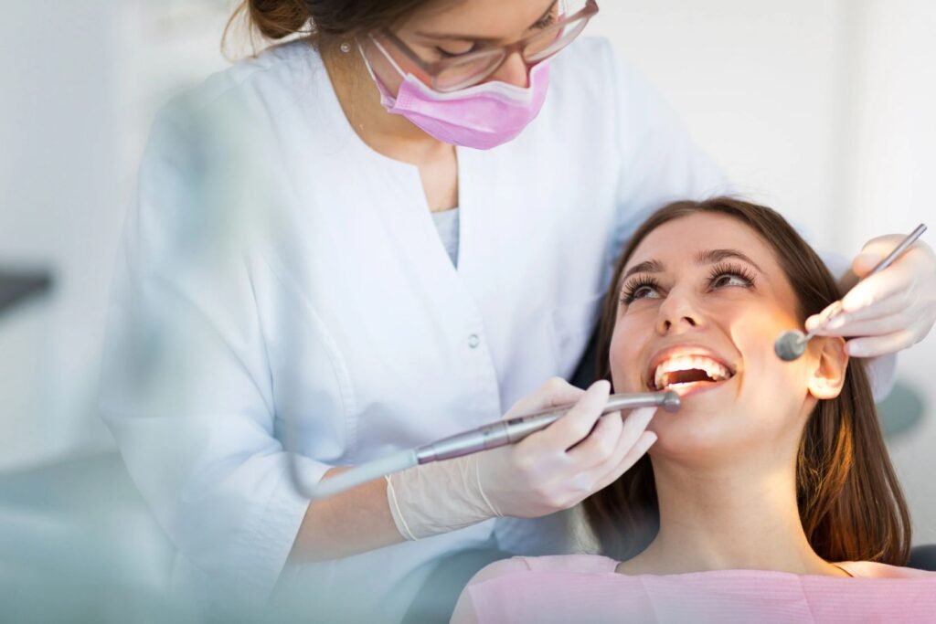 Diş muayenesi sırasında dişlerin, diş etlerinin ve ağız içi dokuların klinik olarak değerlendirilmesi.