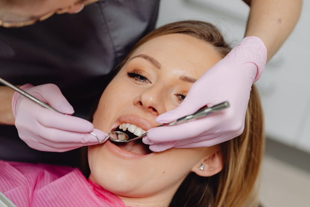 Bonding ve porselen lamina uygulamalarının diş yüzeyindeki konumunu, materyal yapısını ve uygulama farklılıklarını gösteren görsel.